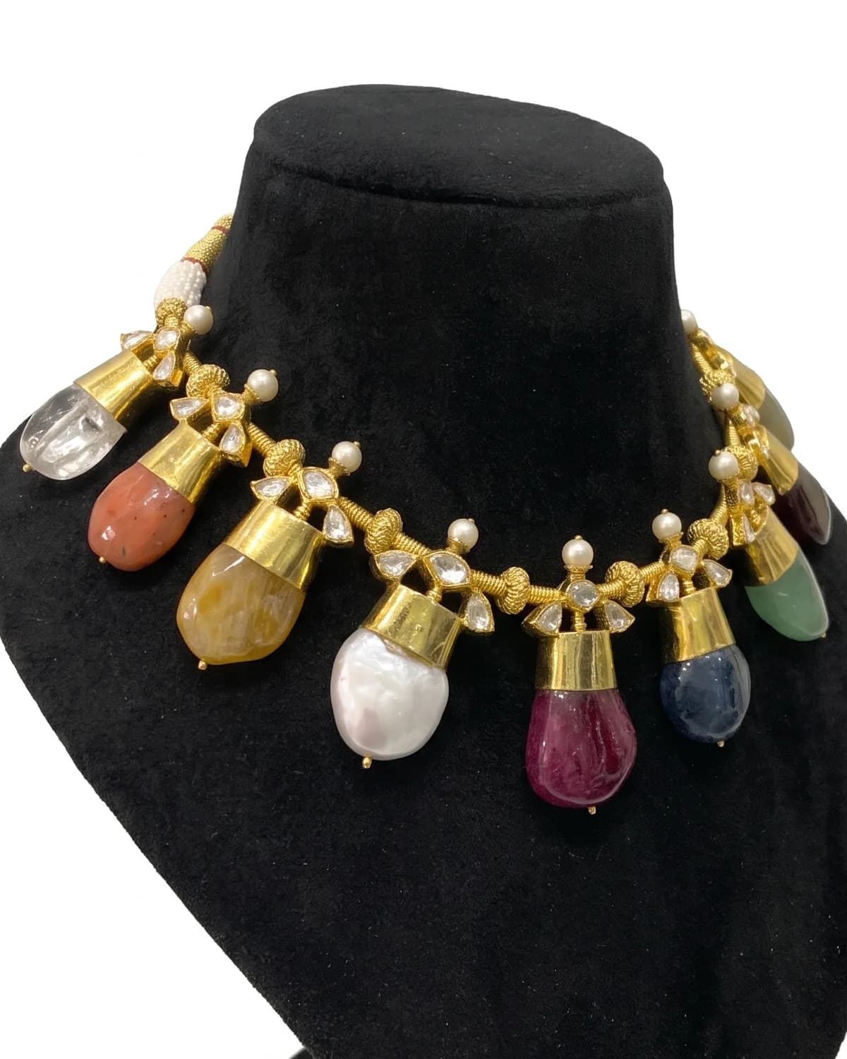 Big Navratan Loose Stone Set in 18K gold — The vine, from the side