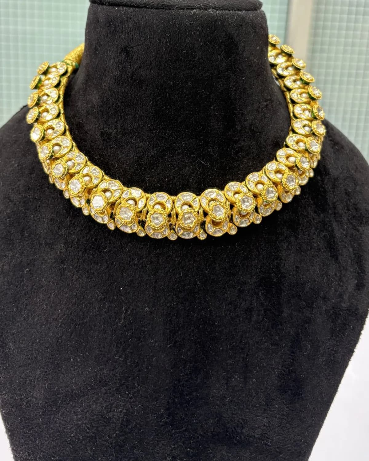 Chaand Diamond Polki Hasli in 18K gold — Daylight, straight on